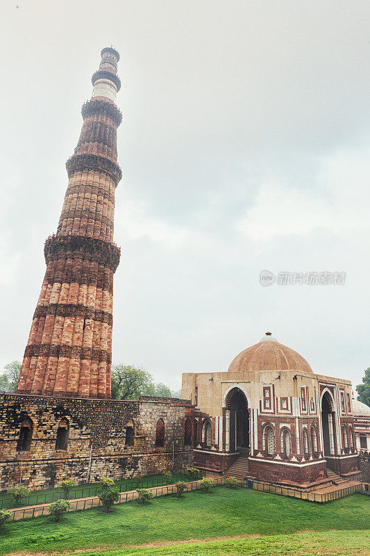 印度德里的Qutb Minar和Alai Darwaza门